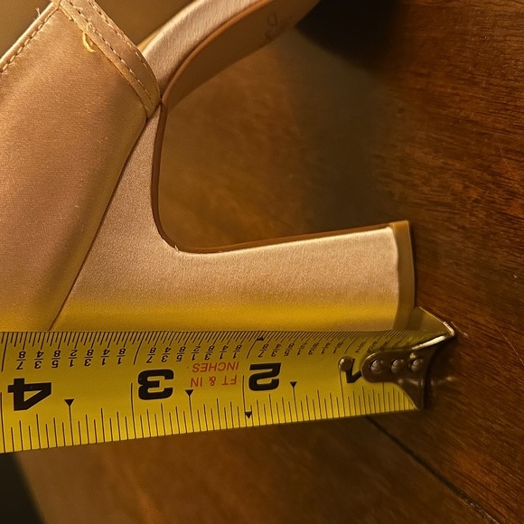 Elegant Champagne Ankle Strap Jewel Badgley Mischka Heels with Rhinestones NEW - Picture 12 of 16